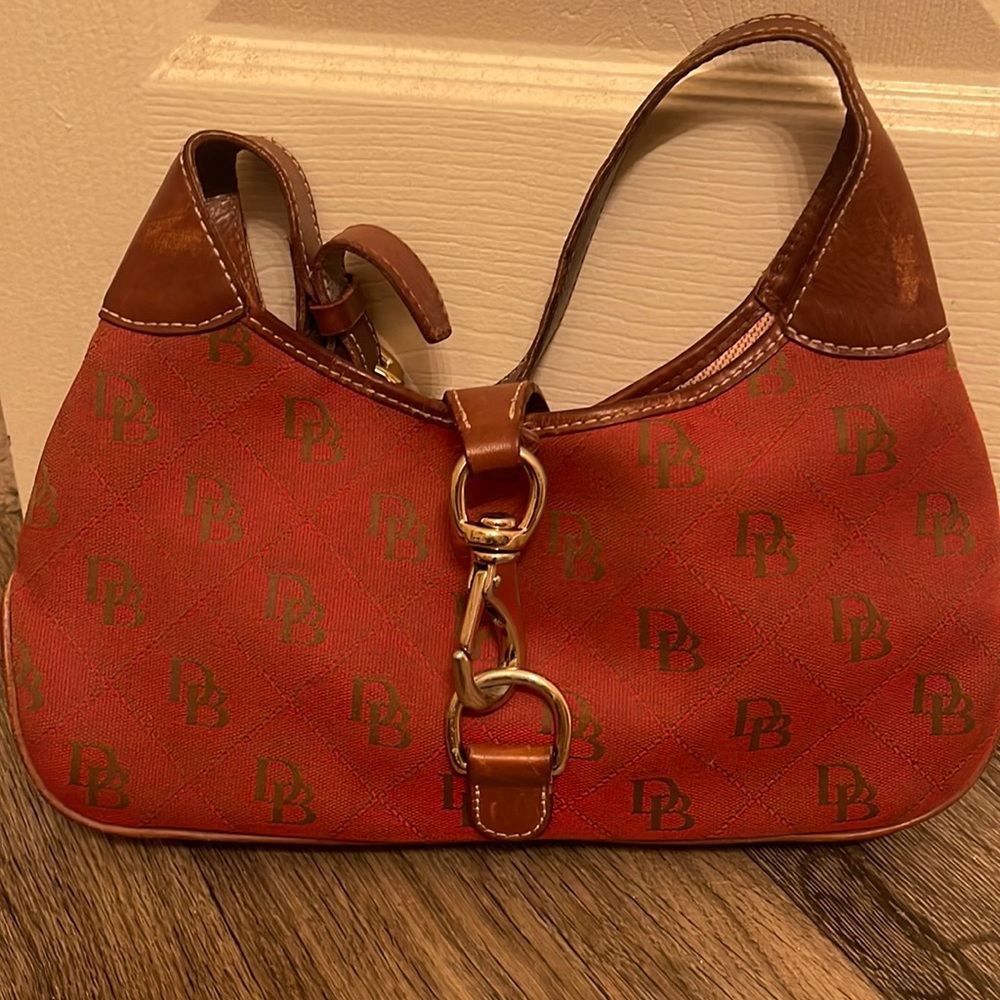 I’m selling a Dooney&Bourke purse